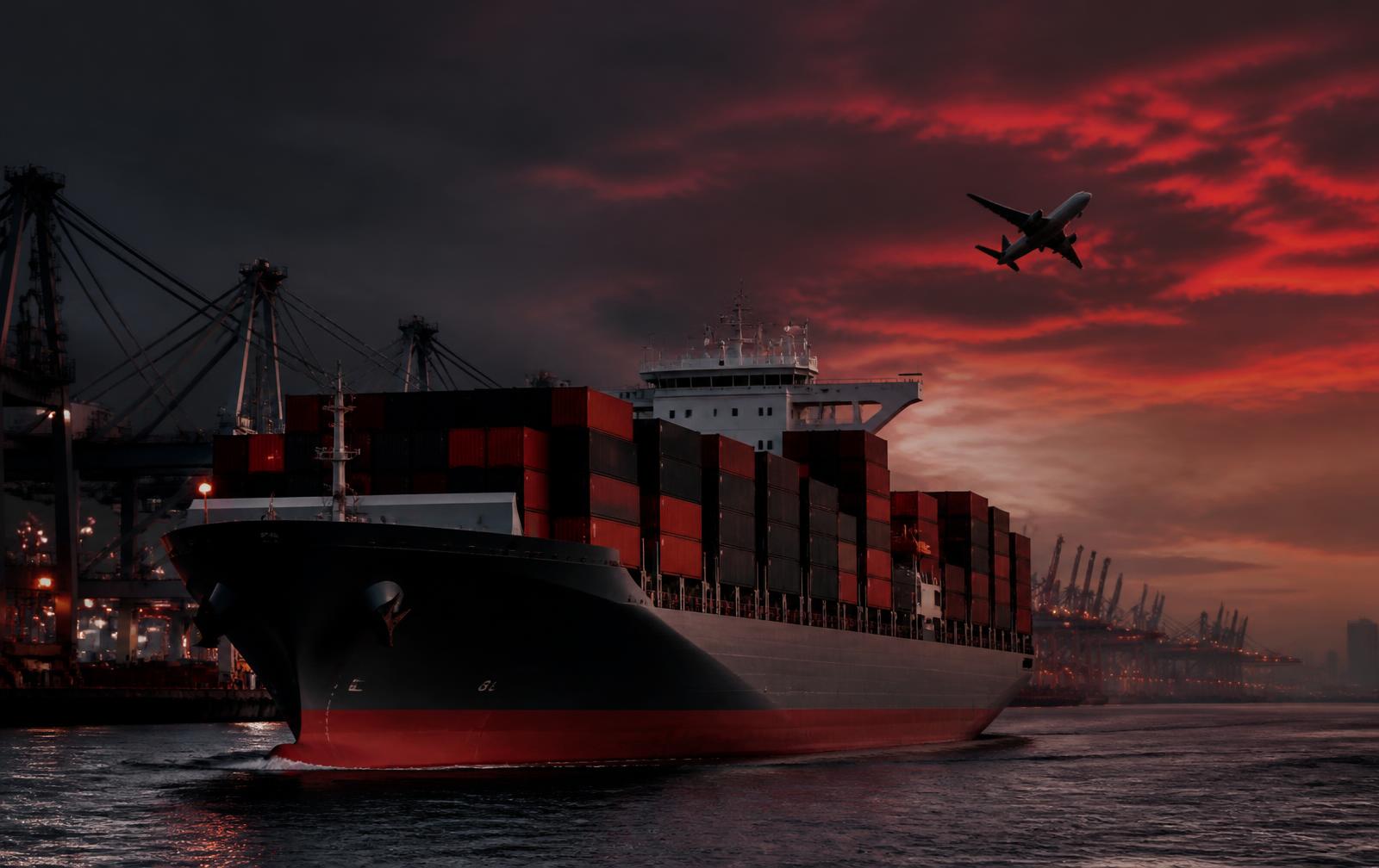 Navire porte-conteneurs quittant un port chinois au crépuscule